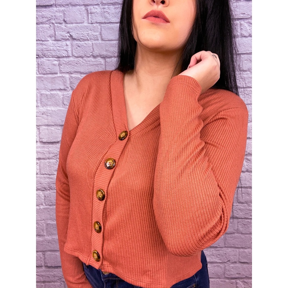 🌀🔥BUTTON DOWN SEMI- CROPPED TOP💗